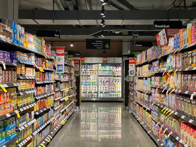 Representante comercial em loja de retalho alimentar