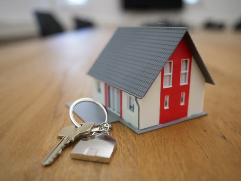 Consultor imobiliário com clientes num apartamento