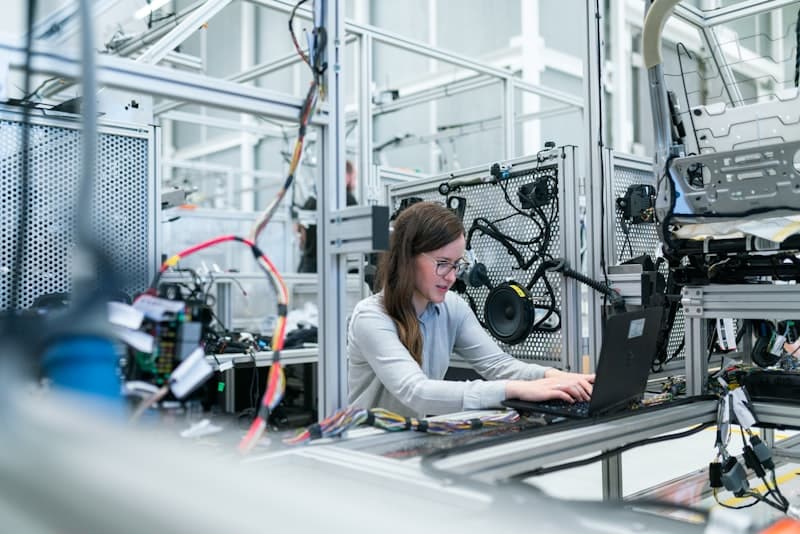 Engenheiro e gestor comercial em armazém industrial